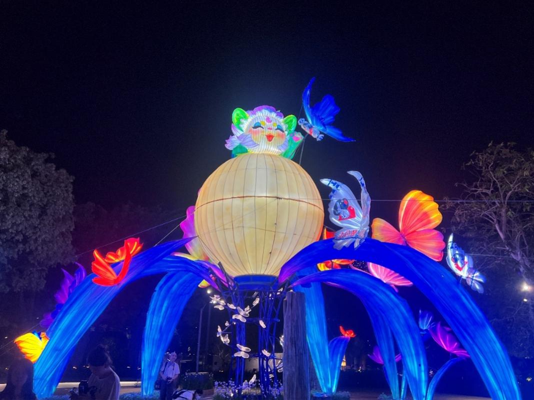 图片包含 灯光, 华美, 黑暗, 舞台
AI 生成的内容可能不正确。