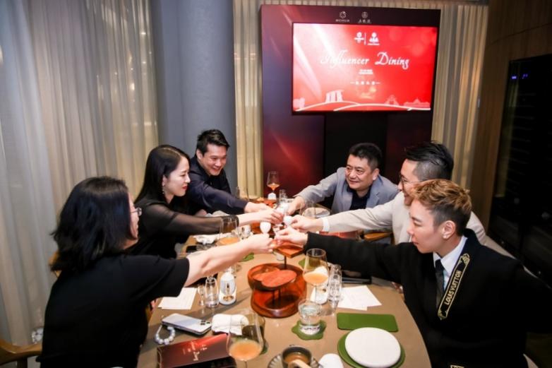 一群人在餐厅吃饭
AI 生成的内容可能不正确。